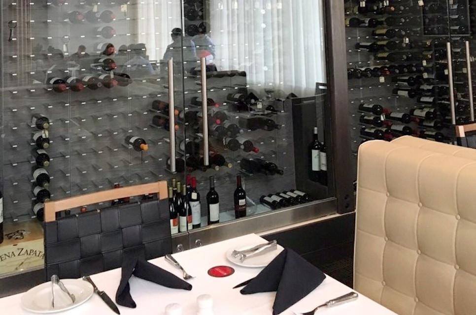 vinrum med stact på restaurant