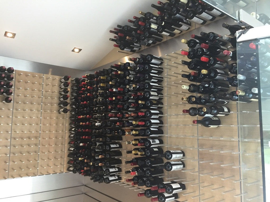 vinkælder med eg træ paneler