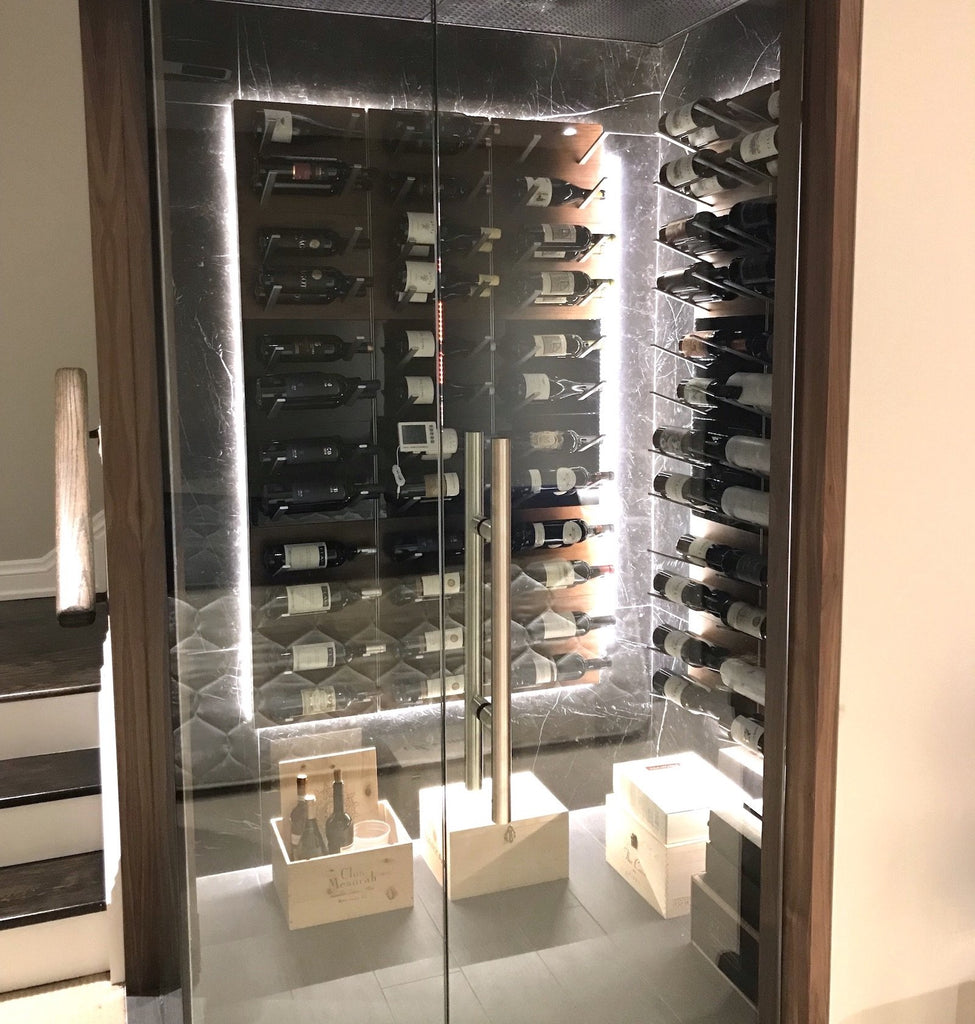 label-ud vin display i lukket glas vinkælder
