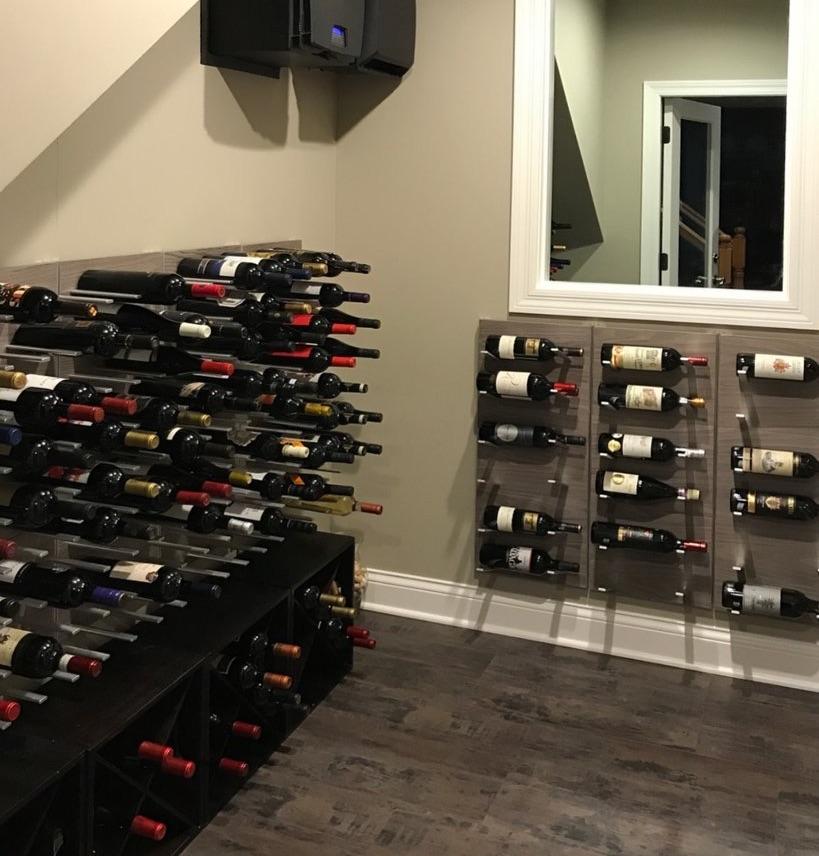 vægmonteret vinreol med label ud