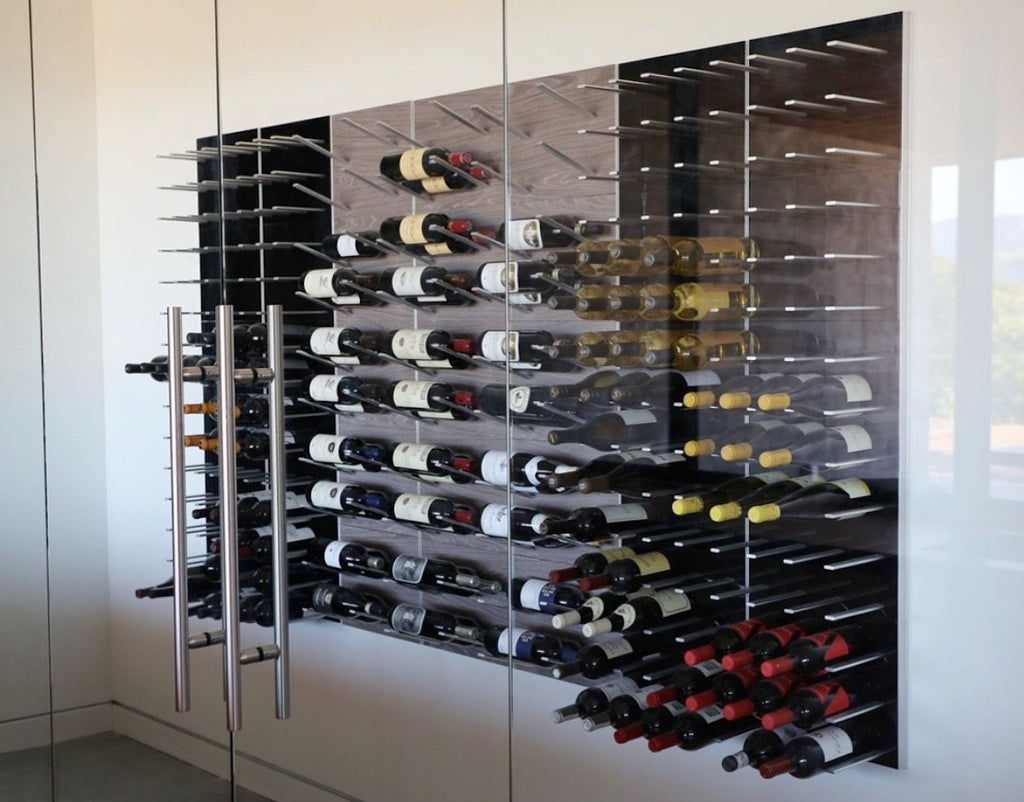 Vinkælder med glas og stact vinreoler