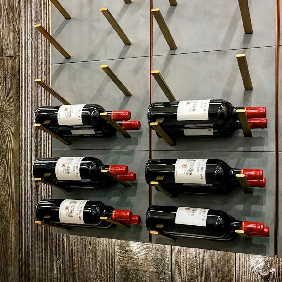 grå vinreoler med vinflasker