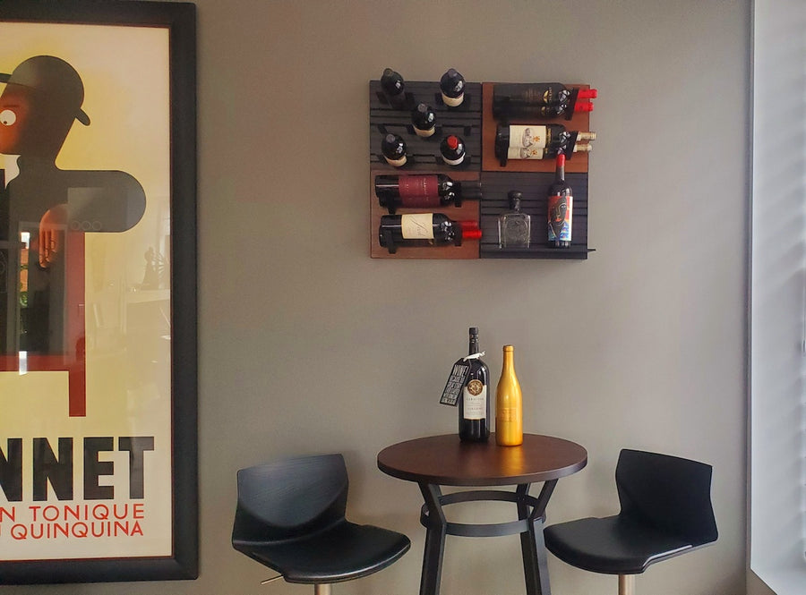 bar stole og bord med vinreoler