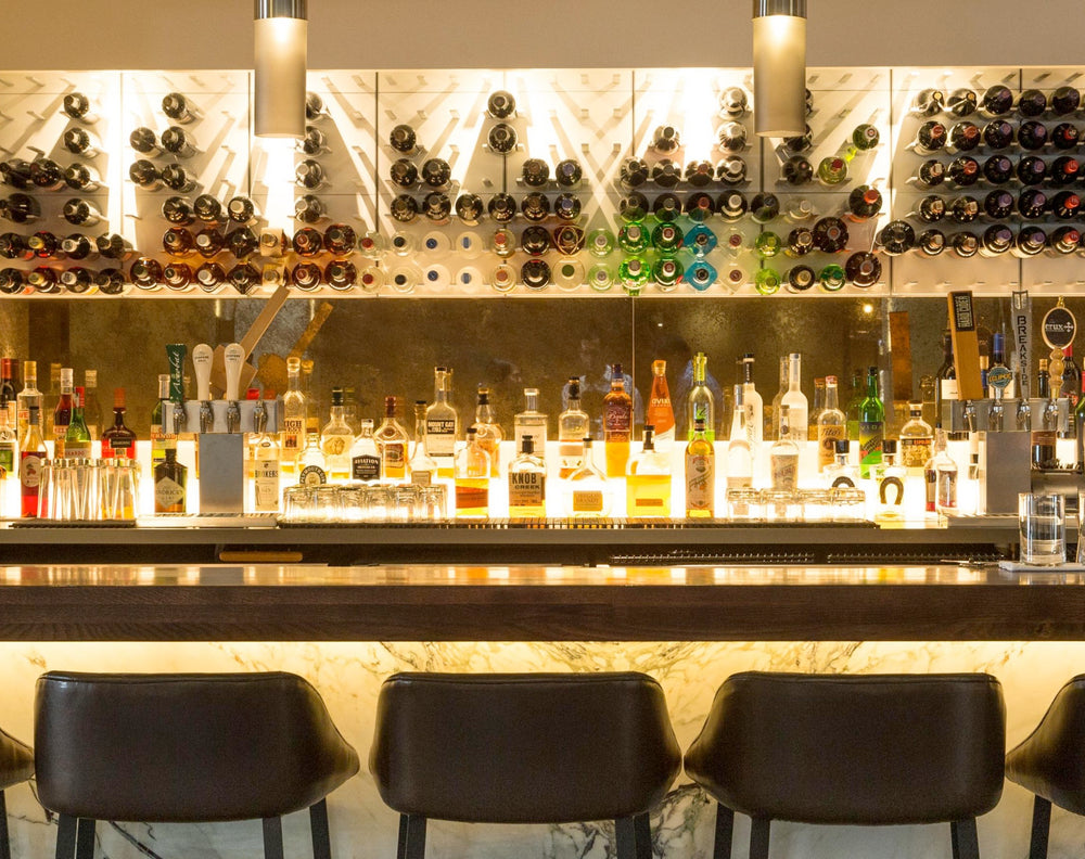 Bar med hvide STACT Premier vinreoler