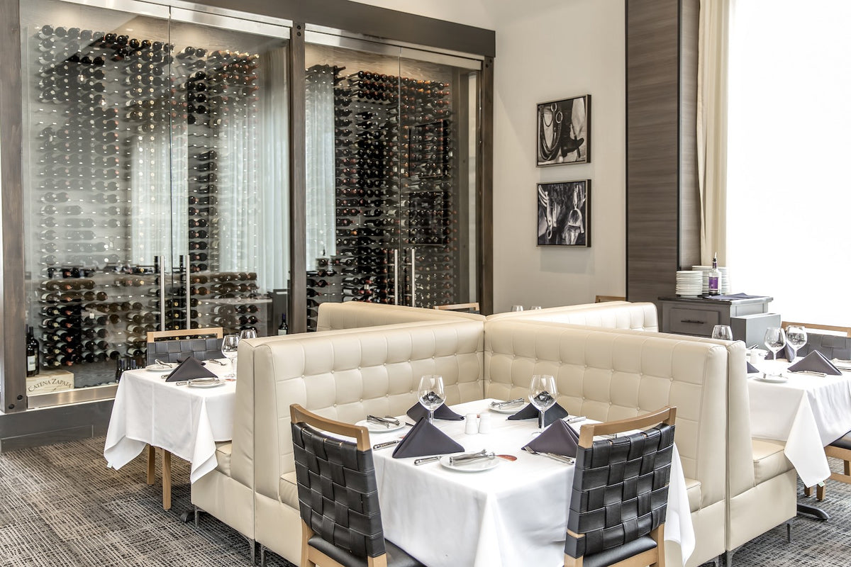 Stort glasvinrum med STACT vinreoler i en restaurant