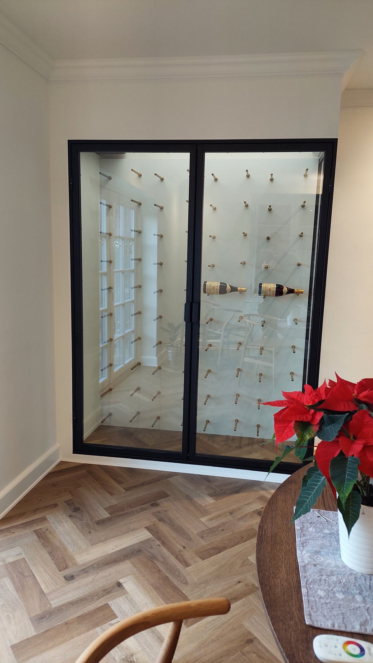 Weinraum mit NEU Wandweinregalen und Glastüren